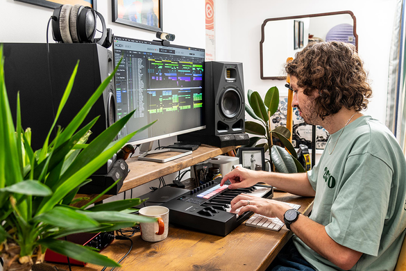 MIDI клавіатура NOVATION Launchkey 25 MK4