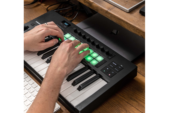 MIDI клавиатура NOVATION Launchkey 37 MK4