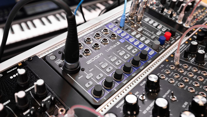 Цифровий мікшерний пульт Zoom LiveTrak L-6
